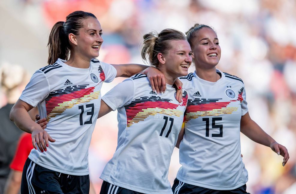 Benachteiligt: Für Mädchen und Frauen bleibt nur ein Fußball zweiter Klasse, selbst wenn Sara Däbritz, Alexandra Popp und Giulia Gwinn (von links) hier freudig jubeln.