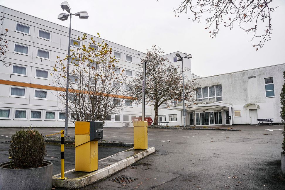 Im Hauptgebäude (links) gibt es 130 Zimmer. Im rechten Teil soll der Sozialtrakt sein. Bild: Dettenmeyer