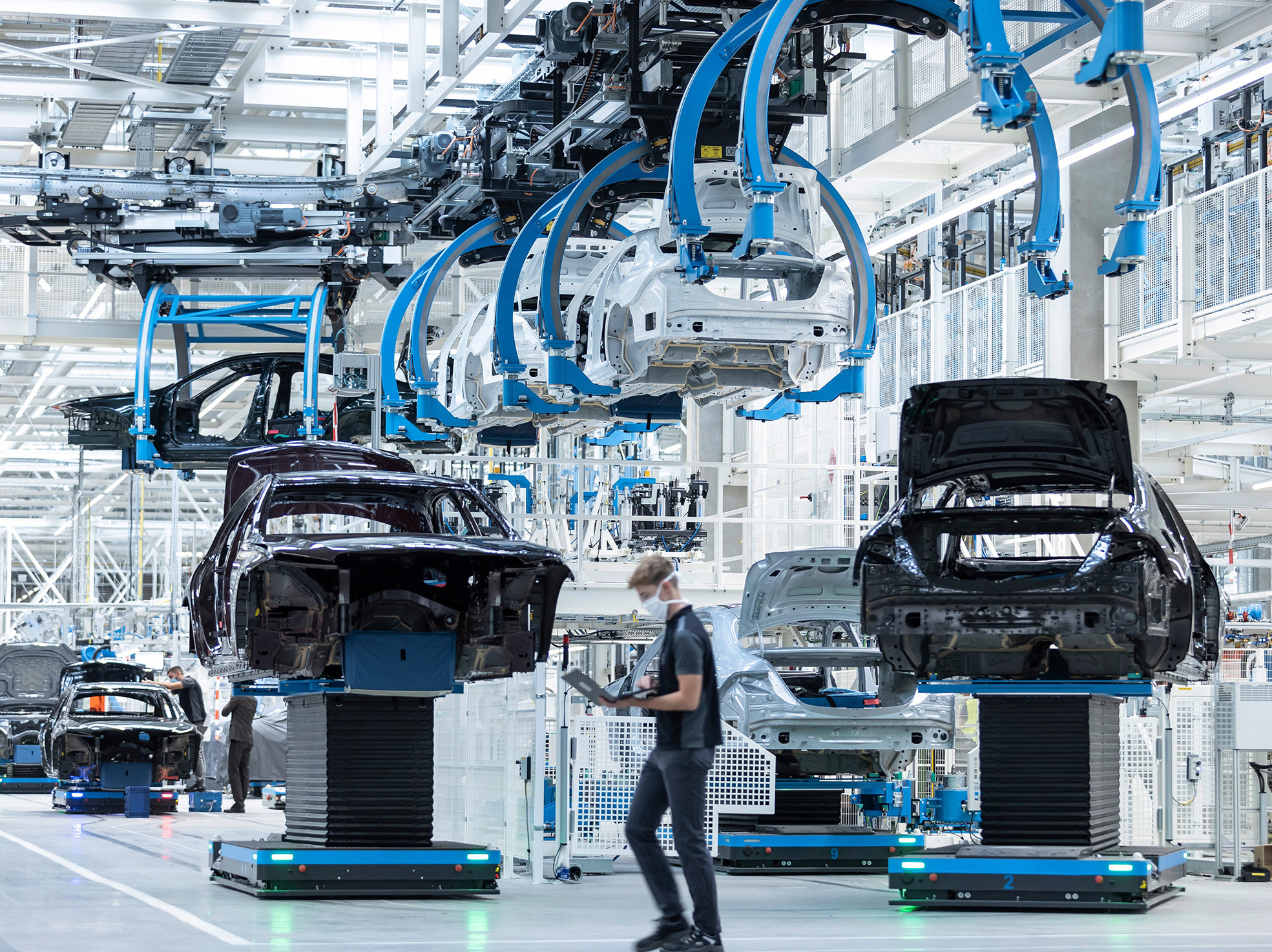 Flexibel, digital, effizient und nachhaltig: Die Factory 56 am Standort Sindelfingen verkörpert die Zukunft der Produktion bei Mercedes-Benz und setzt neue Maßstäbe für den Automobilbau.
Zunächst rollt in der Factory 56 die neue Generation der Mercedes-Benz S-Klasse Limousine und Langversion vom Band. Später werden hier auch der S-Klasse Maybach sowie der EQS, das erste vollelektrische Mitglied der neuen S-Klasse Familie, vollflexibel auf der gleichen Linie produziert. In den TecLines wird das klassische Fließband durch Fahrerlose Transportsysteme abgelöst. Bild: media.daimler.com