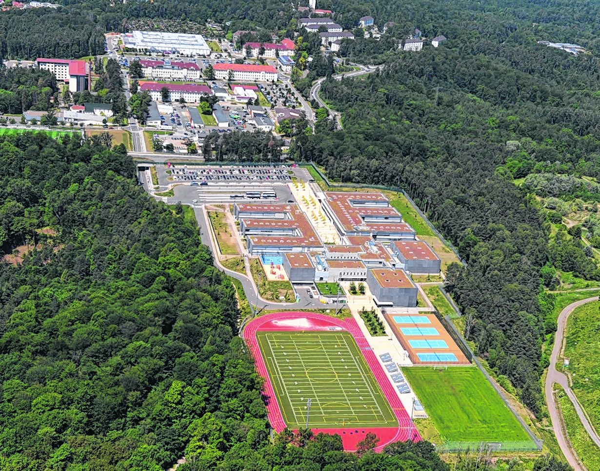 Die Panzer-Kaserne mit dem Schulzentrum im Vordergrund (hinten links das Hotel) Bild: Stampe