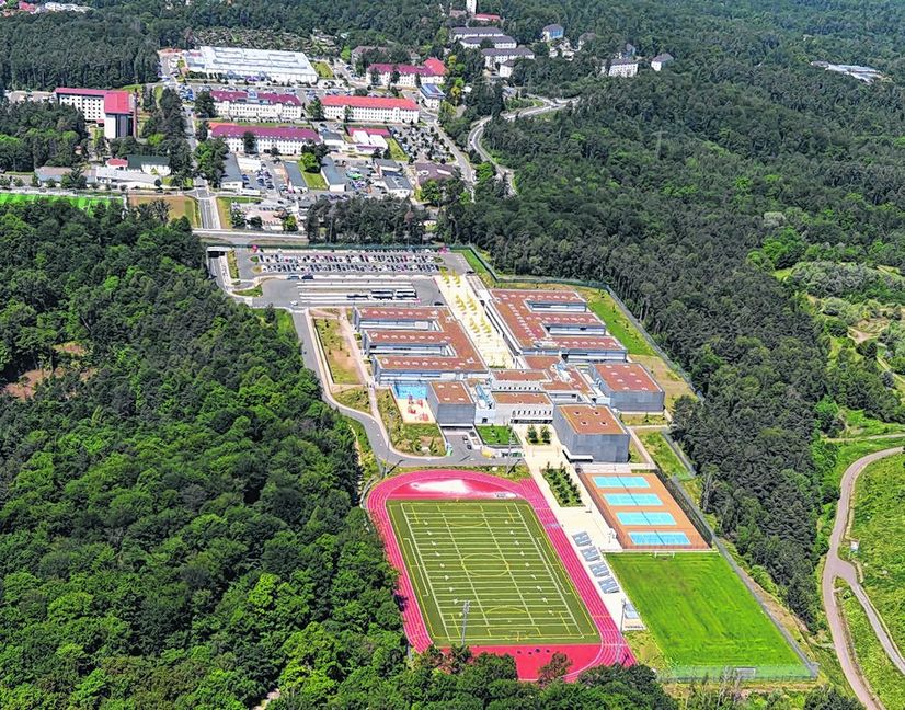 Die Panzer-Kaserne mit dem Schulzentrum im Vordergrund (hinten links das Hotel) Bild: Stampe