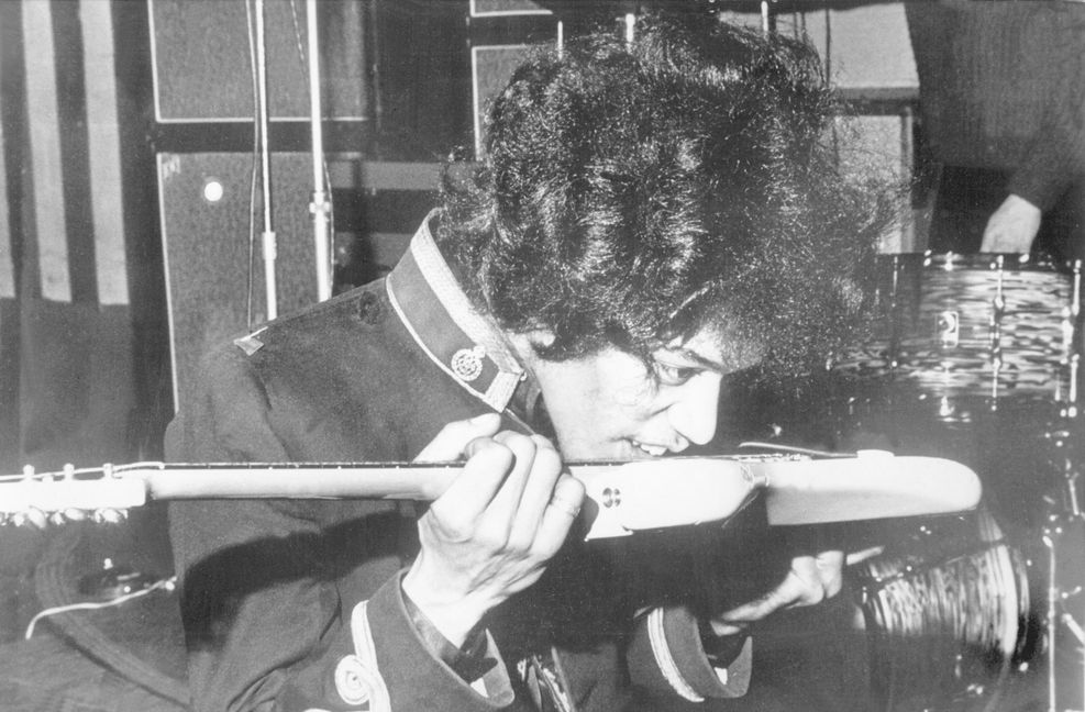 Seiner erste elektrische  Gitarre war ein Geschenk seines Vaters. Erst im August 2020 wurde eine von Hendrix‘ ersten Gitarren für 216 000 US-Dollar versteigert.
