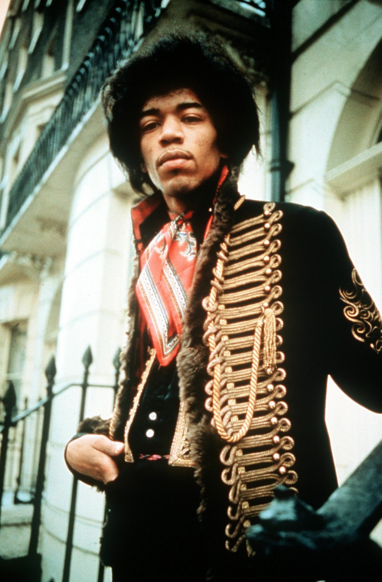 Geboren wird Jimi Hendrix am 27. November 1942 in Seattle im US-Bundesstaat Washington. Schon in der Grundschule imitiert er mit einem Besen  eine Gitarre. 1957 fischt er eine Ukulele mit nur eine Saite aus dem Müll. Nach Gehör schafft er sich die Töne von Elvis Presleys „Hound Dog“ drauf.