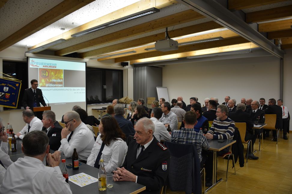 Kommandant Andreas Bauer bei seiner Ab´nsprache im vollbesetzten Aidlinger Feuerwehrhaus. Bild: z