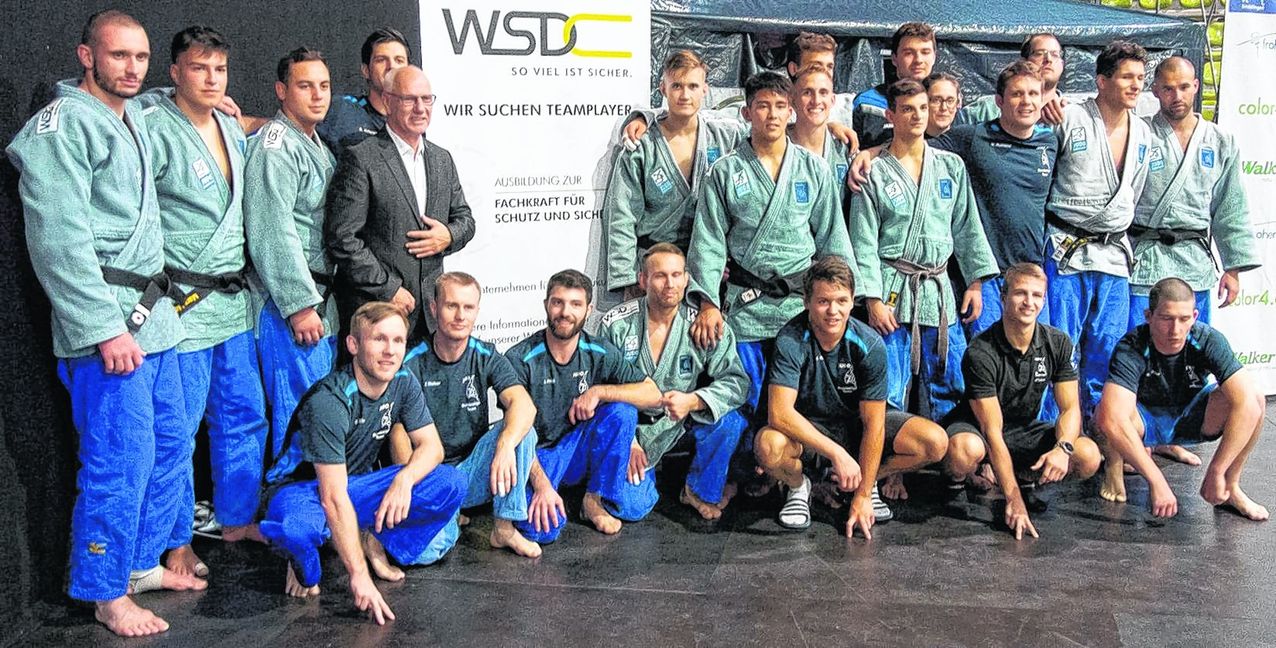 So sehen Sieger aus: Der Zweitligameister und Aufsteiger VfL-Sindelfingen. Hintere Reihe von links: Philipp Haug, Tom Meiling, Milot Yusufi, Simon Kristen (Trainer), Jens Berger von der Sicherheitsfirma WSC, Sponsor des Bundesligateams, Tilman Sutor, Nikita Pak, Nicholas Rose, Alexander Schmitt, Daniela Reitter (Physio), Matthias Müller, Nils Ruhland, Jan Weber, Daniel Ruf und Andy Finkbeiner. Vordere Reihe von links: Chris Behr, Fabian Staber, Marcel Pristl, Yves Behr, Kim Ruf, Lukas Klemm und Sebastian Schmidt. Bild: Vilz