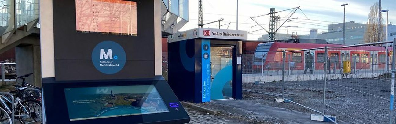 Hier gibt es an sieben Tagen rund um die Uhr alle Informationen: Das neue DB Video Reisezentrum. Bild: DB
