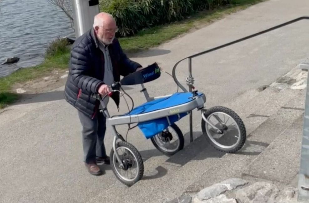 Mit seinem Gelände-Rollator ist Gerhard Wissel keine Treppe zu steil. . .