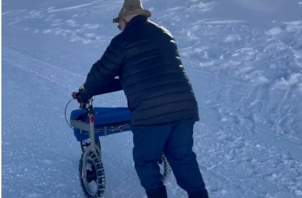 Selbst im tiefen Schnee kommt er voran.