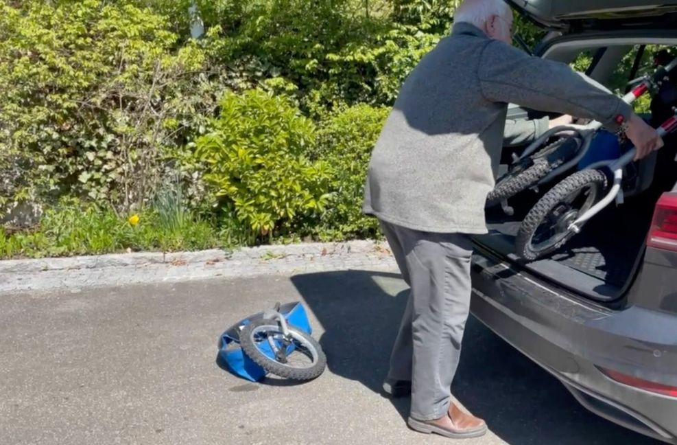 Am Ende kann der Rollator auseinander genommen und ins Auto gelegt werden.