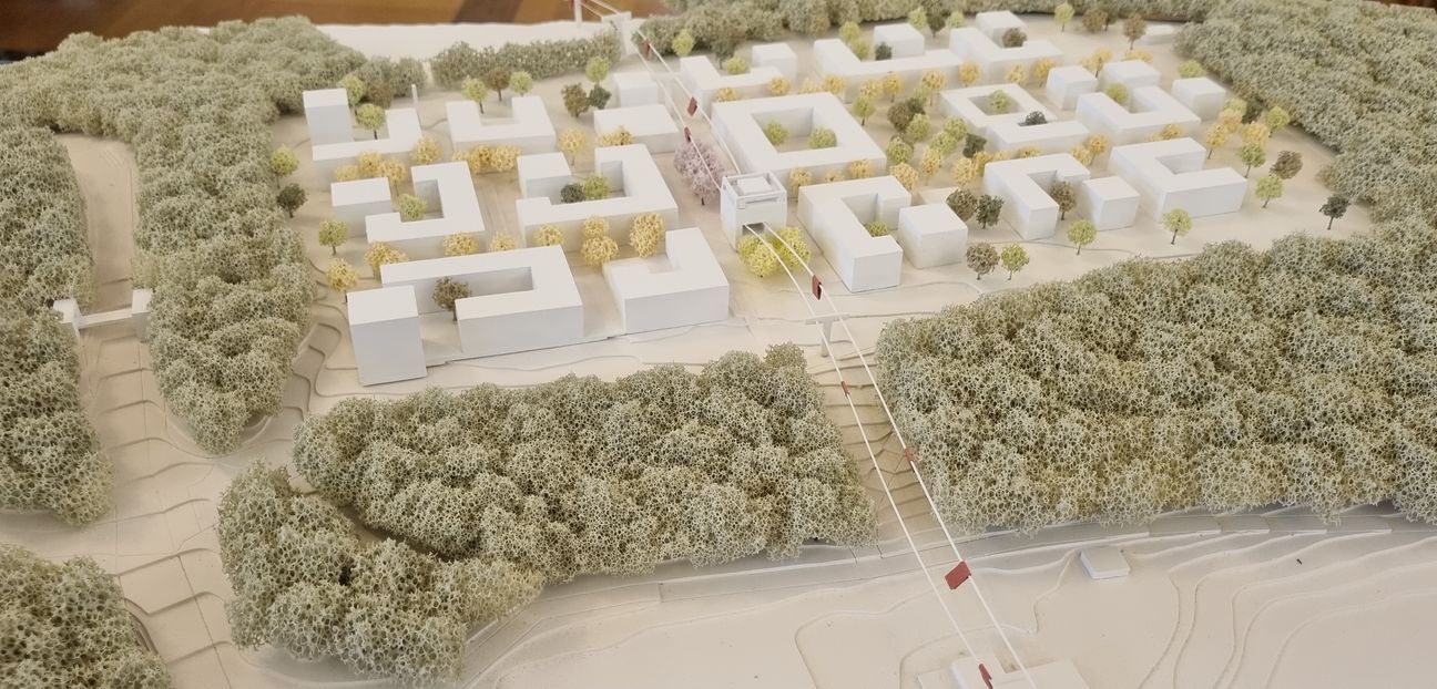 So soll das IBM-Areal oberhalb des Zimmerschlags in wenigen Jahren aussehen. Eine Brücke (links) verbindet den Rauhen Kapf mit dem neuen Stadtteil, in dem rund 1000 Wohnungen entstehen und bis zu 2400 Menschen leben sollen. Die ersten in holzbauweise gebauten Häuser sollen Ende 2024 stehen. Bild: Hamann