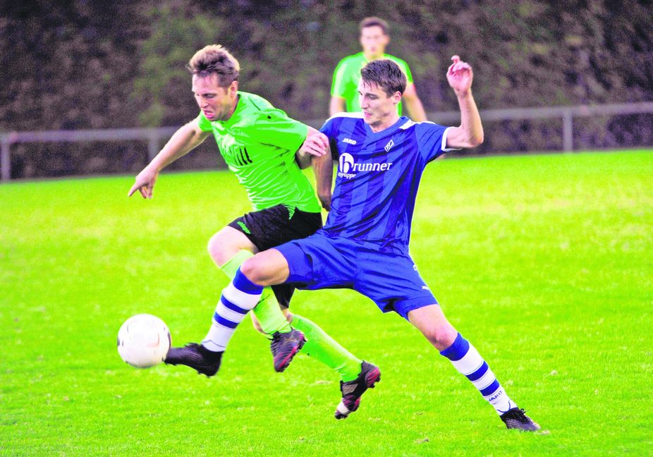 Sascha Raich (rechts) rettete mit seinem Tor die Tabellenführung der SV Böblingen in der Fußball-Landesliga.  Bild: automotorart/A