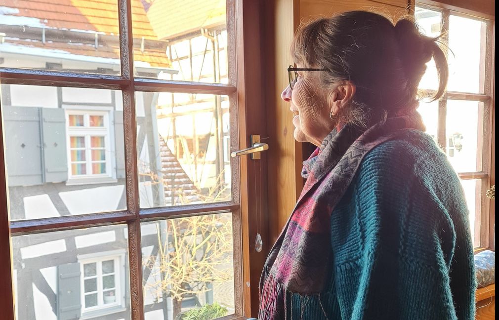 Die Künstlerin Annerose Wald lebt in einem Haus, das Sindelfinger Geschichte atmet.    Bild: Schilpp