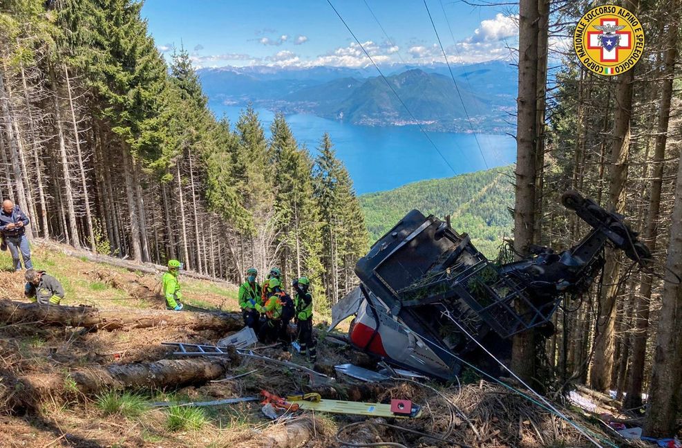 Rettungskräfte am Unglücksort über dem Lago Maggiore Foto: dpa/Uncredited