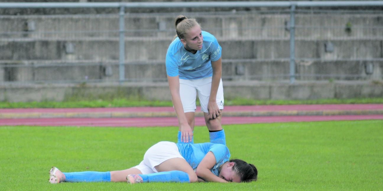 Die 0:8-Heimklatsche gegen den TSV Jahn Calden tat im VfL-Lager nicht nur körperlich weh: Sara Müller tröstet die am Boden liegende Blerta Smaili. Bild: Zvizdiç