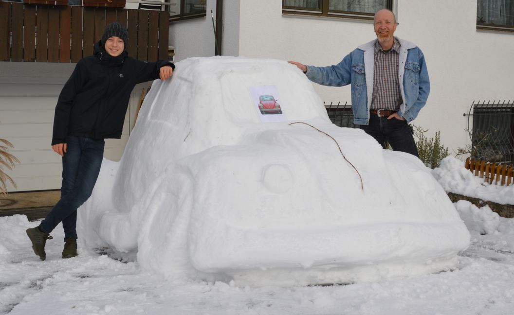 Wenn der Vater mit dem Sohne: Ben und Ralf Weber mit ihrem schneeweißen VW Käfer. Bild: Wegner