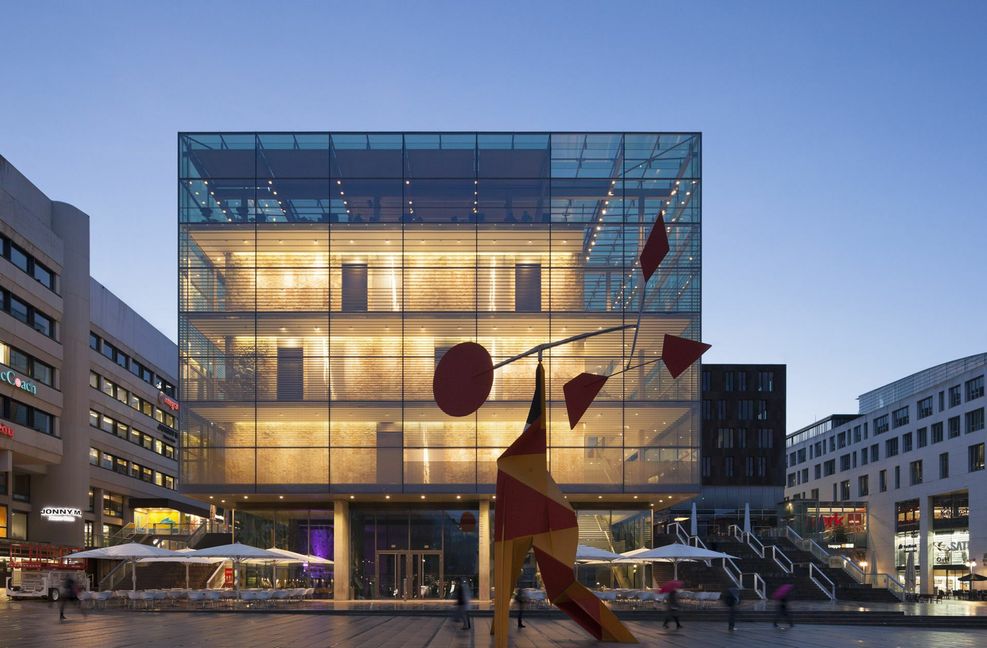 Modern, transparent, vielfältig: das Kunstmuseum Stuttgart steht beispielhaft für die Qualitäten der Stuttgarter Kulturszene. Doch wie lang brennt das Licht noch? Foto: Lichtgut/Max Kovalenko