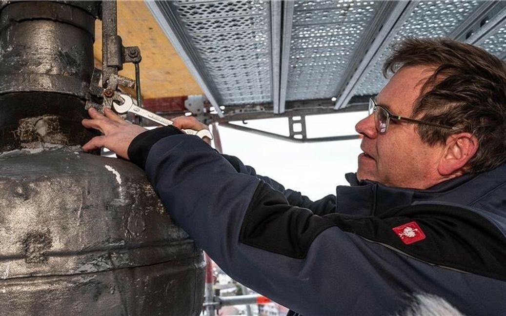 Martin Knecht schaubte das Hakenkreuz von der Kirchturmspitze ab, Bild:  Schmid