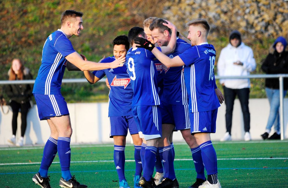 Die Spieler des VfL Sindelfingen jubeln über den 2:0-Heimsieg gegen den VfB Neckarrems. Bild: photostampe