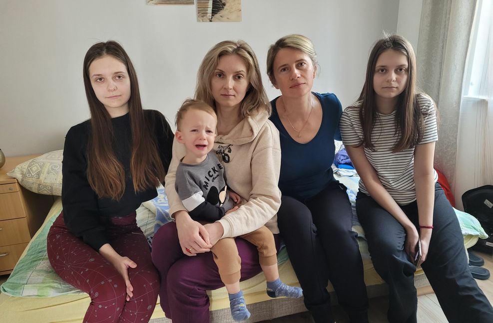 Ludmilla Kovalyk mit Sohn Demian auf dem Schoß, den Zwillingen Kristina und Darina. Ihre Freundin Yuliya Kostiv (zweite von rechts) hat die Familie in Ilvesheim aufgenommen.