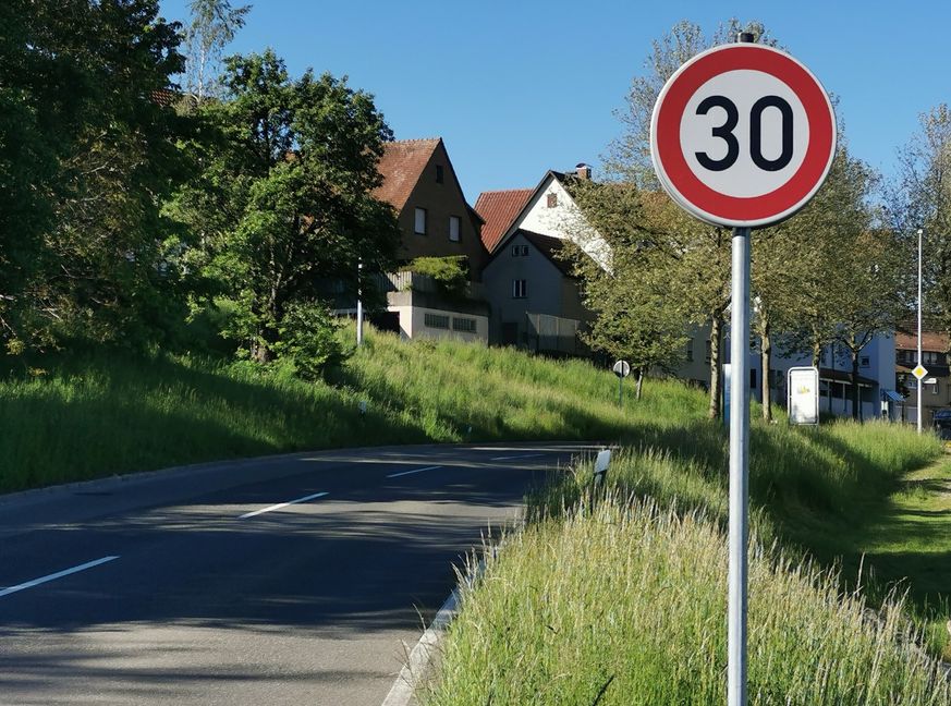 Auch in der Schönaicher Straße am Holzgerlinger Ortseingang gilt seit einem Jahr Tempo 30: Während andere Kommunen wie Sindelfingen oder Böblingen noch darüber diskutieren, ob sie der „Initiative für lebenswerte Städte durch angemessene Geschwindigkeit“ beitreten sollen, hat Holzgerlingen den innerstädtischen Verkehr bereits fast auf allen Straßen ausgebremst. Bild: Hamann