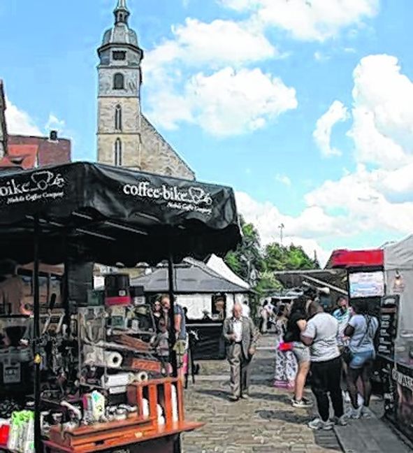 Zeitgenössische Straßen-Gastronomie auf dem Marktplatz.