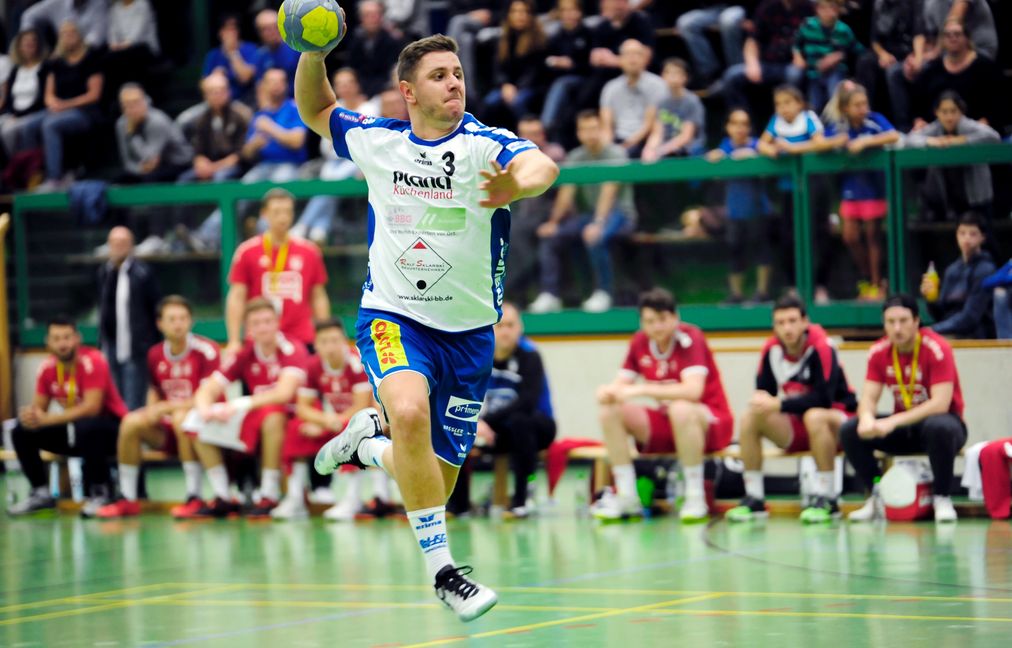Marc Petri und die HSG Böblingen/Sindelfingen zogen beim TV Neuhausen/Erms mit 24:28 Toren den Kürzeren.  Bild: photostampe/A