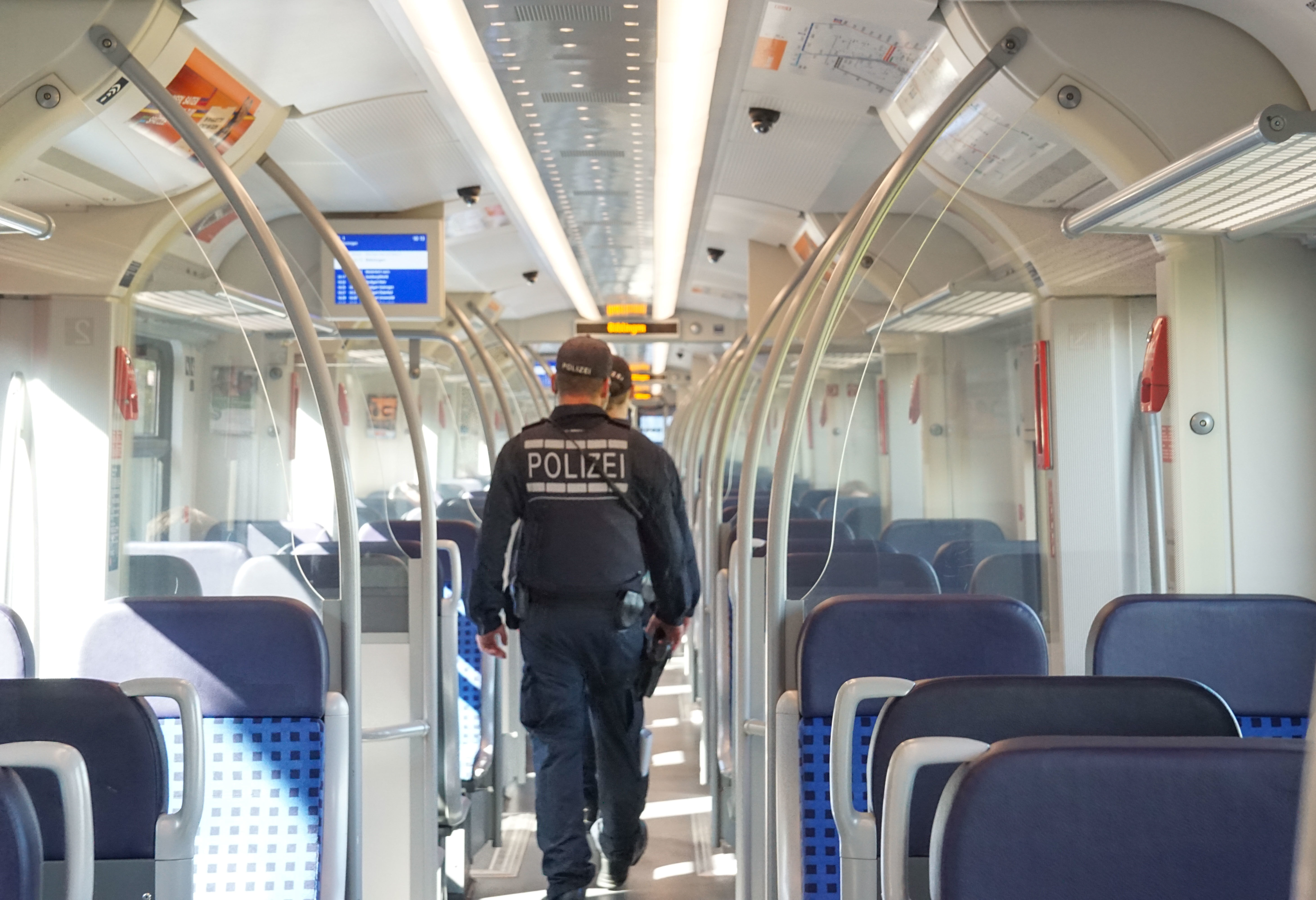 Mit dem Schwerpunkt der S-Bahnen startete die Masken-Kontrollaktion der Polizei in Böblingen. Bild: Dettenmeyer