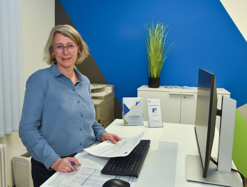 Beate Vetter am Schreibtisch in der Geschäftsstelle des TSV Gärtringen.  Bild: Vecsey