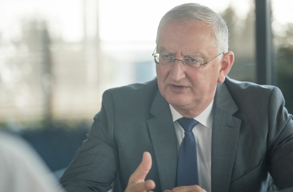 Sparkassenpräsident Peter Schneider kritisiert die lockere Geldpolitik der EZB.