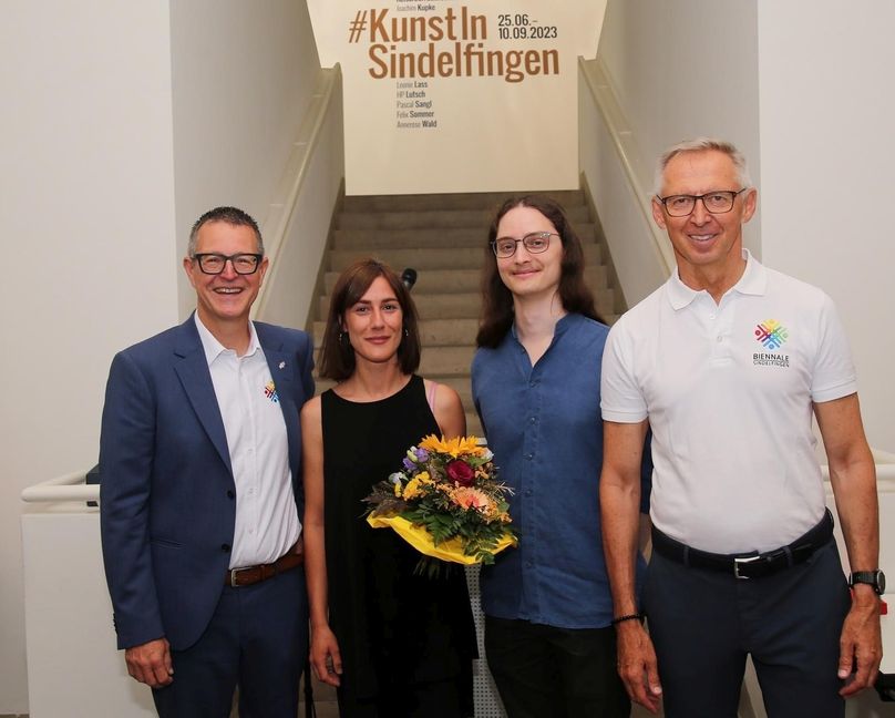 Kulturamtsleiter Markus Nau, die neue Galeriechefin Hannah Eckstein, Kurator Paul Ambros und Kulturdezernent Christian Gangl (von links) bei der Vernissage der Biennale-Ausstellungen. Bild: Galerie der Stadt Sindelfingen
