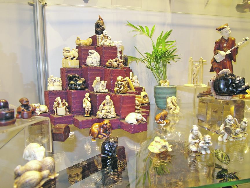 Netsuke heißen die kleinen Figuren aus Japan, mit denen Samurai Behälter an ihrem Kimono befestigten, und die Dr. Stefan Birbaumer an seinem Stand präsentiert.  Bild: Staber