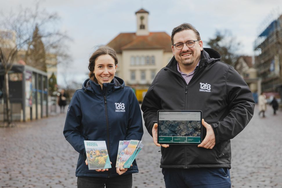 Luzie Halbach und Felix Rapp präsentieren den neuen Internetauftritt der Sindelfinger Wirtschaftsförderung. Bild: Knoblauch