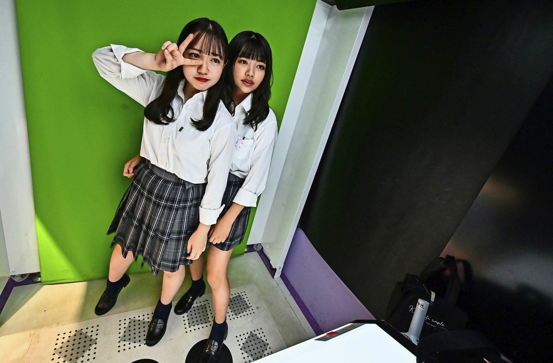 Testen, wo die Grenze ist: Japanische Schülerinnen versuchen,  ihre vorgeschriebenen Schuluniformen aufzupeppen. Foto: AFP/Charly Triballeau