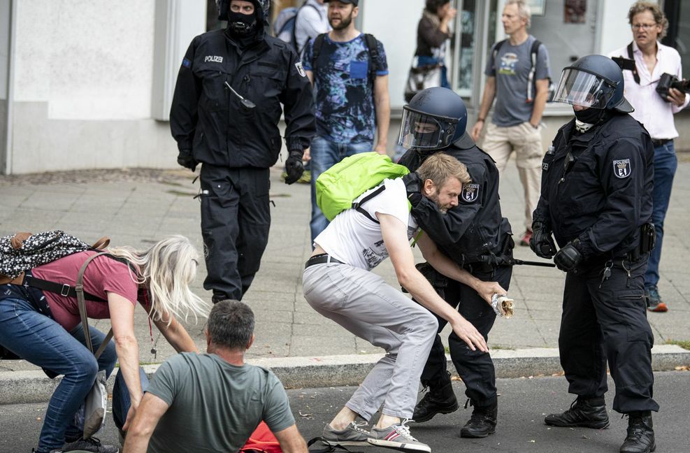 Die Polizei in Berlin geht mit Härte gegen unangemeldete Demos von Querdenkern vor. Die überrennen die Beamten immer wieder.
 Foto: dpa/Fabian Sommer