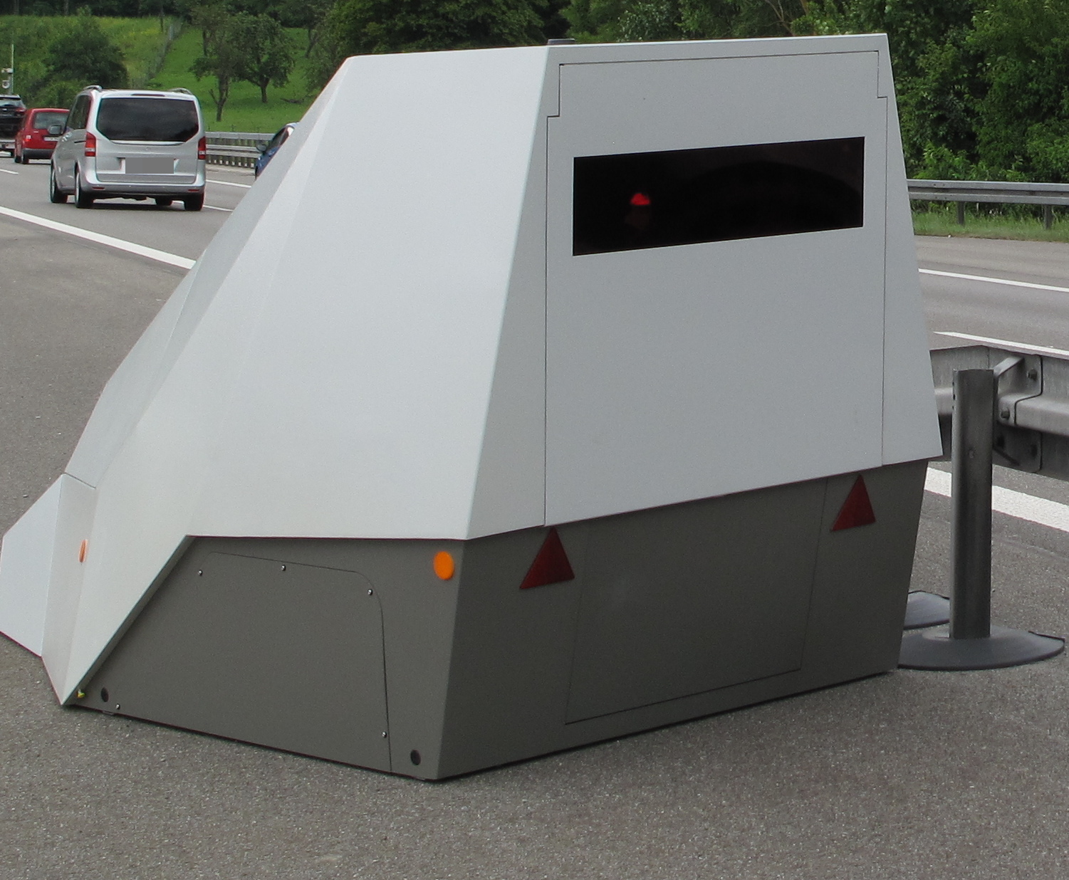Der Enforcement-Trailer vor der Schönbuchtunnel