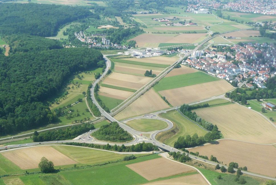 Der Lückenschluss von oben. Zur Orientierung: rechts Renningen, halb links oben der Stadtteil Kindelberg. Unten von links kommt die B 464 aus Richtung Magstadt, unten von rechts die B 295 aus Leonberg. Bild: Reichert