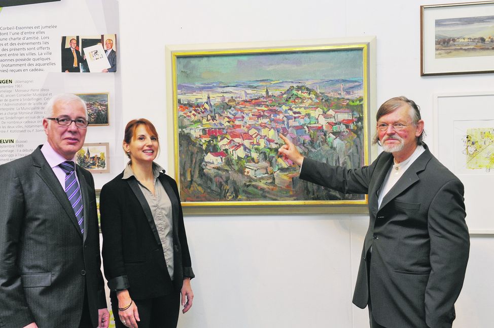 Die Stadtansicht aus dem Atelier von Fritz Kohlstädt zeigten der Kulturbürgermeister Jean-Michel Fritz (links) und seine Galeriechefin Delphine Blaise aus der französischen Partnerstadt Corbeil-Essonnes 2014 mit Felix Sommer im Oberlichtsaal. Bild: Stampe/A
