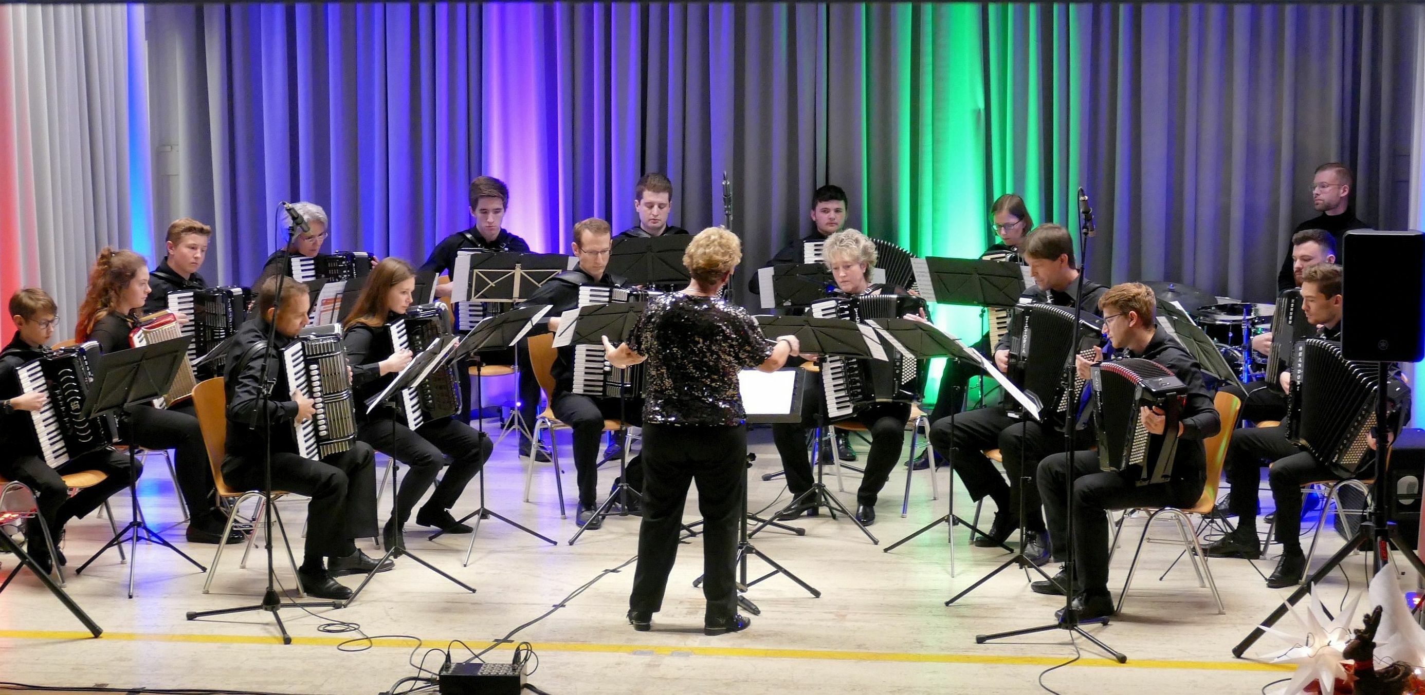 Das Erste Orchester des Akkordeon-Vereins Maichingen bei seinem Konzert in der Turn- und Festhalle.          Bild: Lück