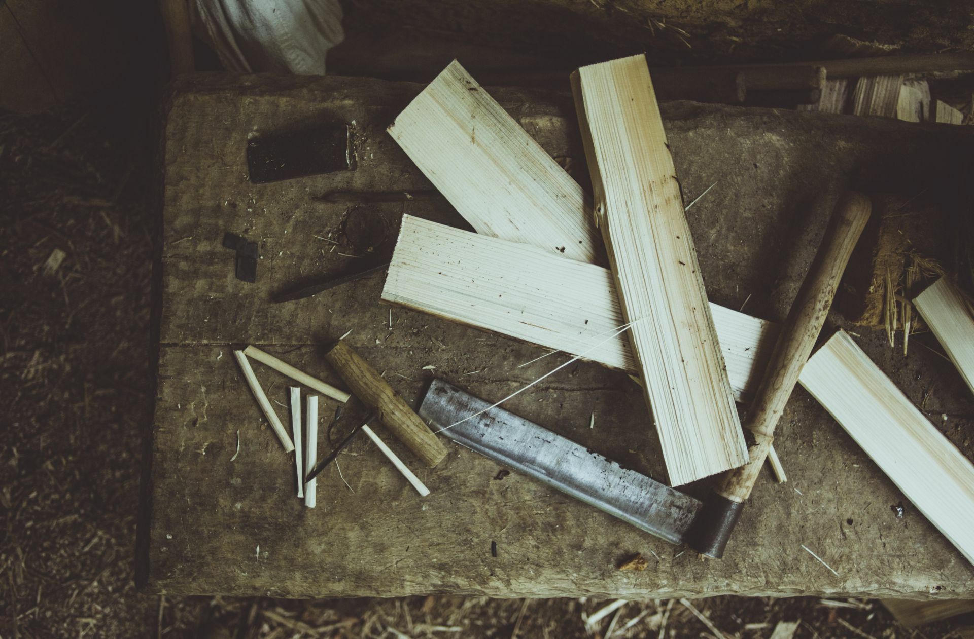 Die Holzschindeln sind alle ungefähr gleich lang und gleich dick. Sie dienen als Dachplatten, die perfekt abdichten.
