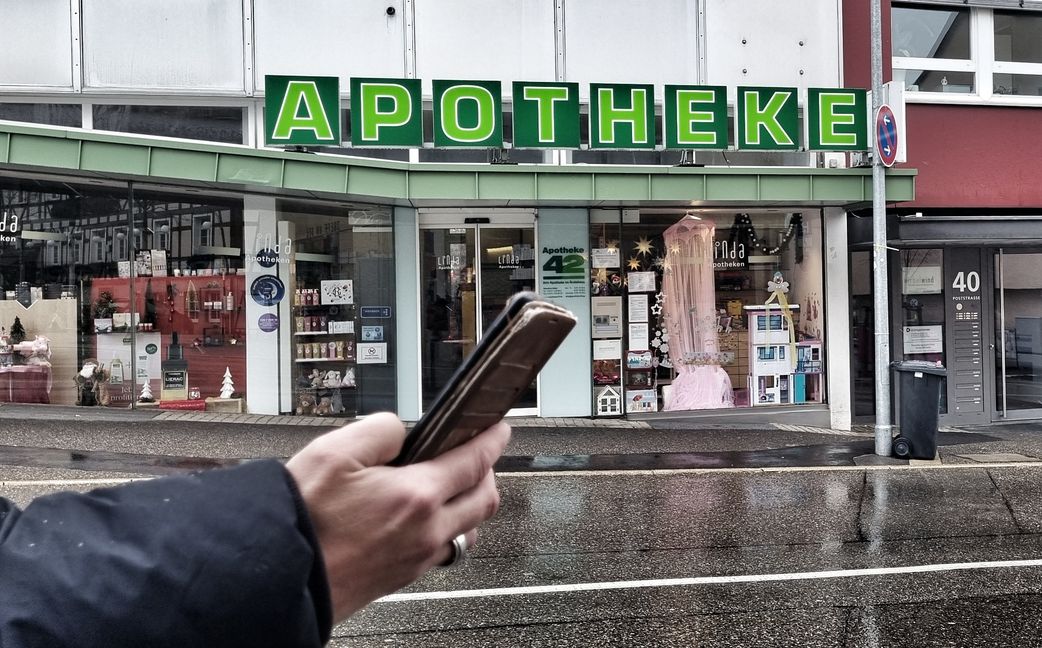 Um ein E-Rezept einzulösen, kann man ein Handy nutzen - es geht aber auch ohne.    Bild: Elbers