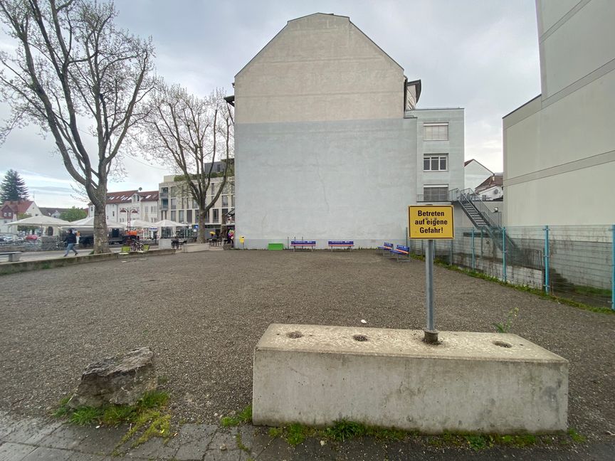 „Betreten auf eigene Gefahr“: Zwischen Mercedes- und Gartenstraße scheint der Besuch dieses Schotterplatzes nicht ganz ungefährlich zu sein. Bild: Teufel