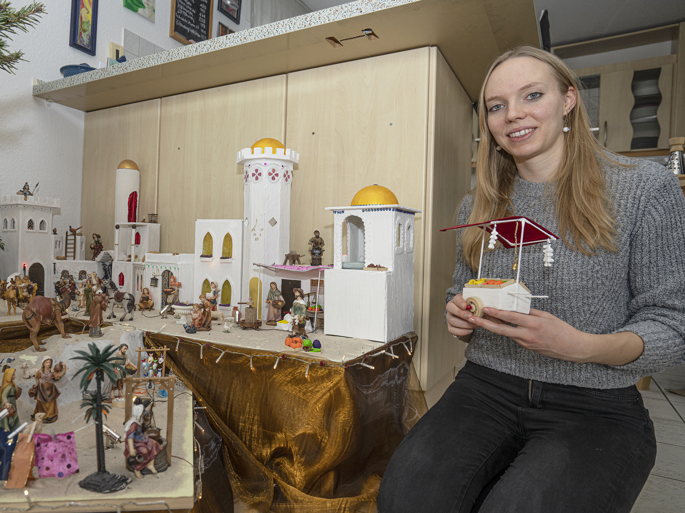 Nicole Neis aus Simmozheim mit ihrer Weihnachtskrippe.        Bild: Richter