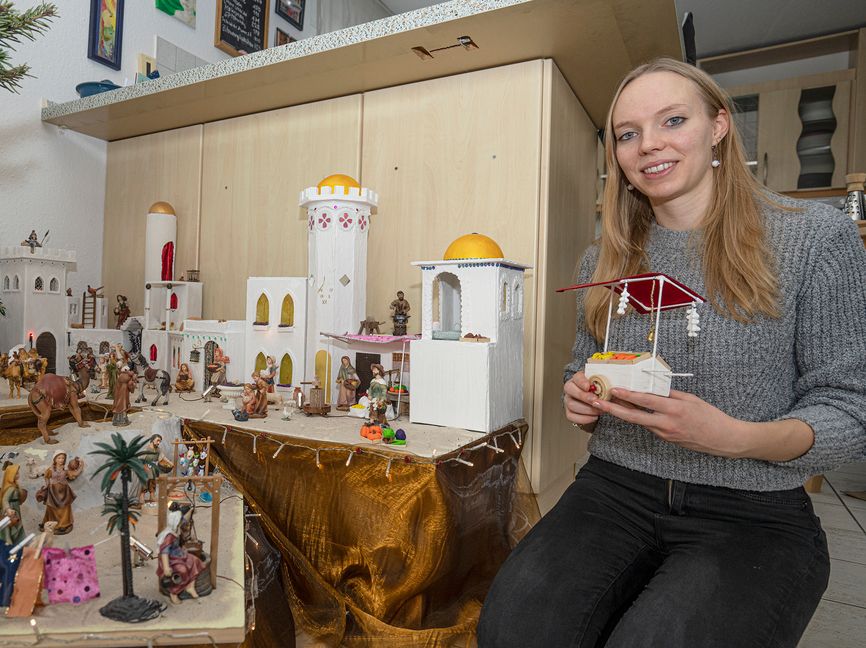 Nicole Neis aus Simmozheim mit ihrer Weihnachtskrippe.        Bild: Richter