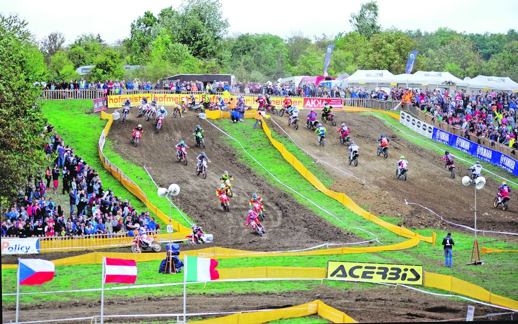 Hohe Sprünge sind beim Motocross keine Seltenheit. Das macht diese Sportart attraktiv. Bilder: automotorart