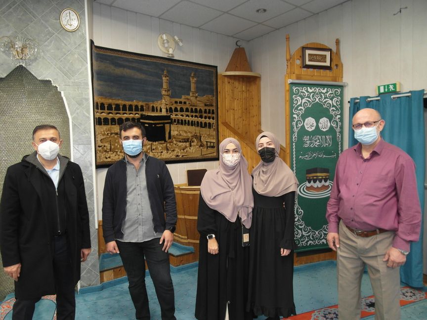 Rasim Gül (Bildungsbeauftragter des IGMG-Regionalverbands), Arif Dursun (IGMG-Ortsverein Sindelfingen), Gökce Er, Gülnür Er ("Frauenjugend") des IGMG-Ortsvereins Sindelfingen), Ibrahim Cihan (Vorsitzender des Sindelfingen IGMG-Ortsvereins/von links). Bild: Staber