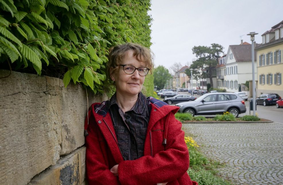 Regine Bott vor dem Ludwigsburger Schloss: Die Kornwestheimerin veröffentlicht Science-Fiction und Krimis. Foto: Simon Granville