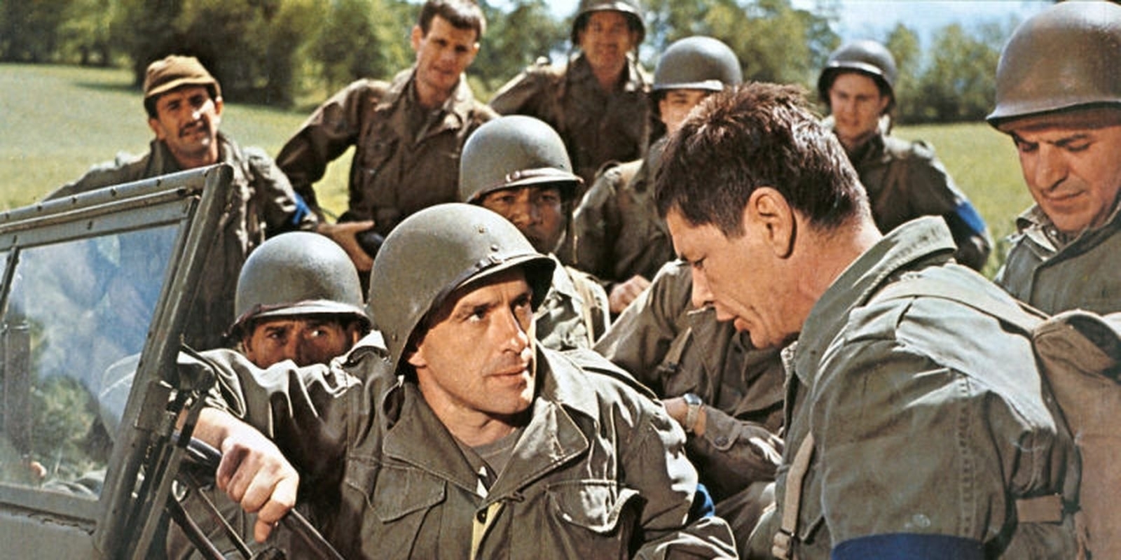 Ein Viertel vom „Dreckigen Dutzend“: John Cassavetes, Charles Bronson und Telly Savalas bereiten sich auf ihren Einsatz vor.   Bild: z