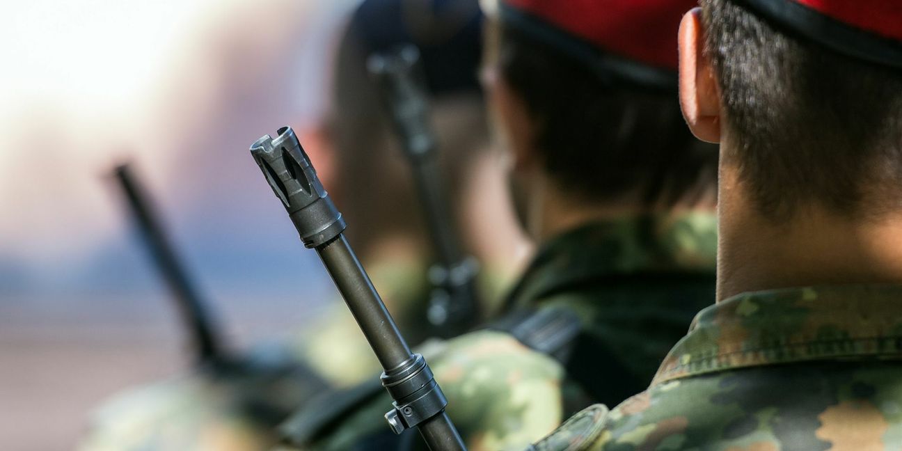 Soldaten der Bundeswehr mit dem aktuellen Sturmgewehr der Truppe Foto: dpa/Patrick Pleul