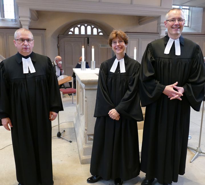 Dekan-Vertreter Dr. Fritz Röcker, Pfarrerin Eva-Maria Neumeister fürs Pfarramt II und Pfarrer Andreas Neumeister fürs Pfarramt I in Waldenbuch. Bild: Lück