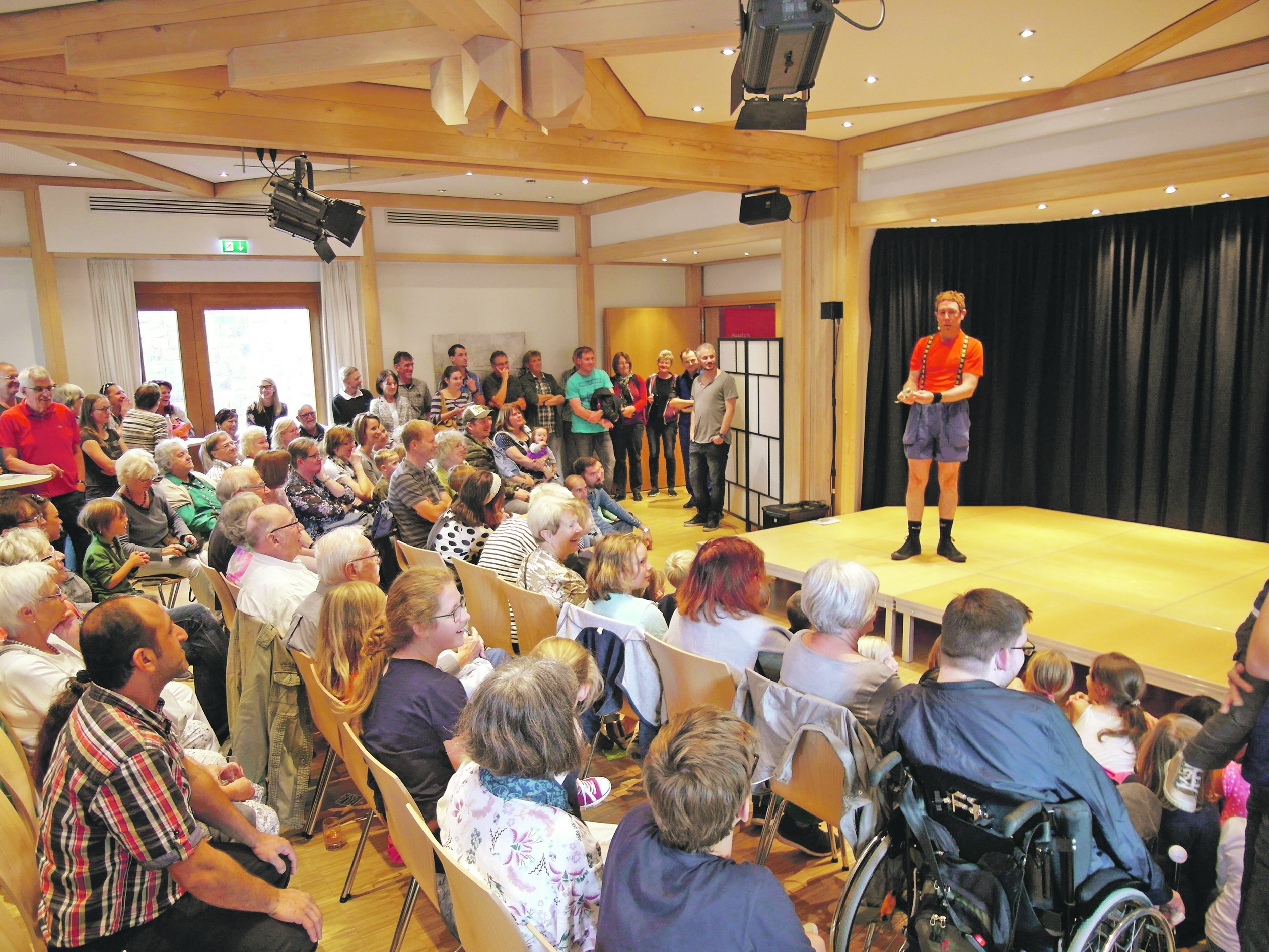Der Auftritt des New Yorker Clowns Jeff Hess war eine der Attraktionen des dritten Altdorfer Kulturfests im Bürgerhaus. Bild: Staber